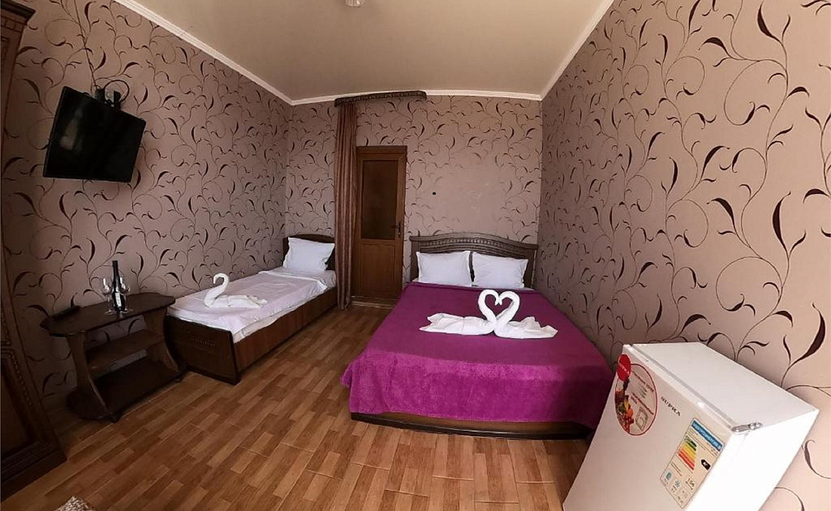 Трехместный номер. Отель GrandLoo. Лоо Трехместный номер. Отель GrandLoo. Лоо