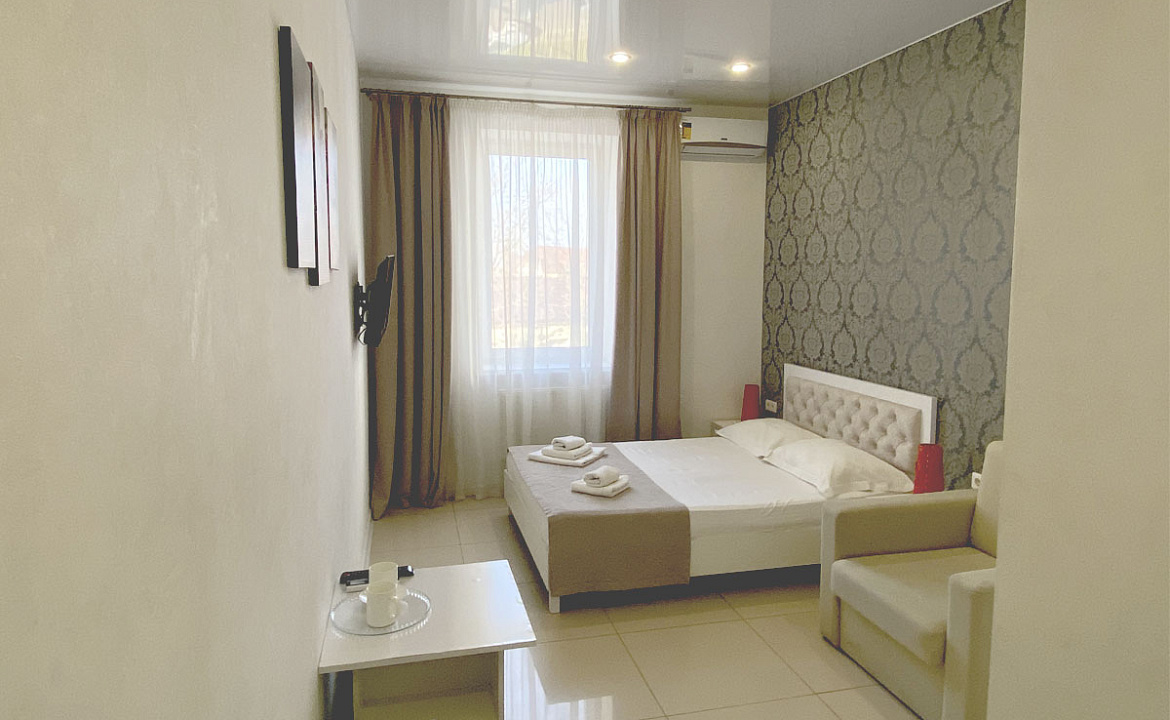 2-х местный номер «Улучшенный» с двуспальной кроватью. Отель «Эра». Анапа