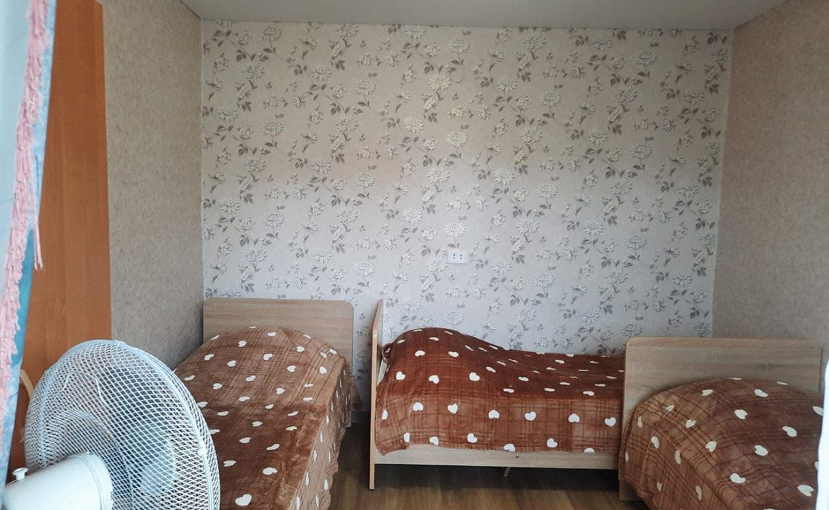 Трехместный удобства на этаже.. Гостевой дом "Галина" . Вишневка