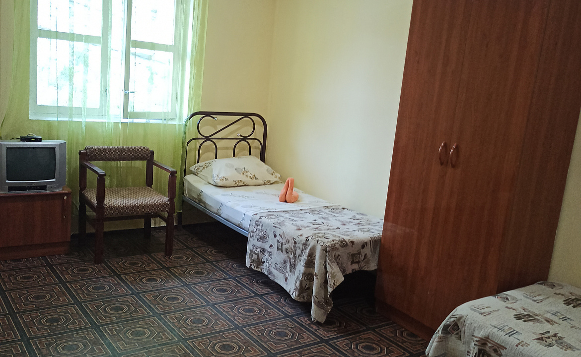 Четырехместный номер эконом с двуспальной кроватью. Гостевой дом Белые скалы. Лазаревское