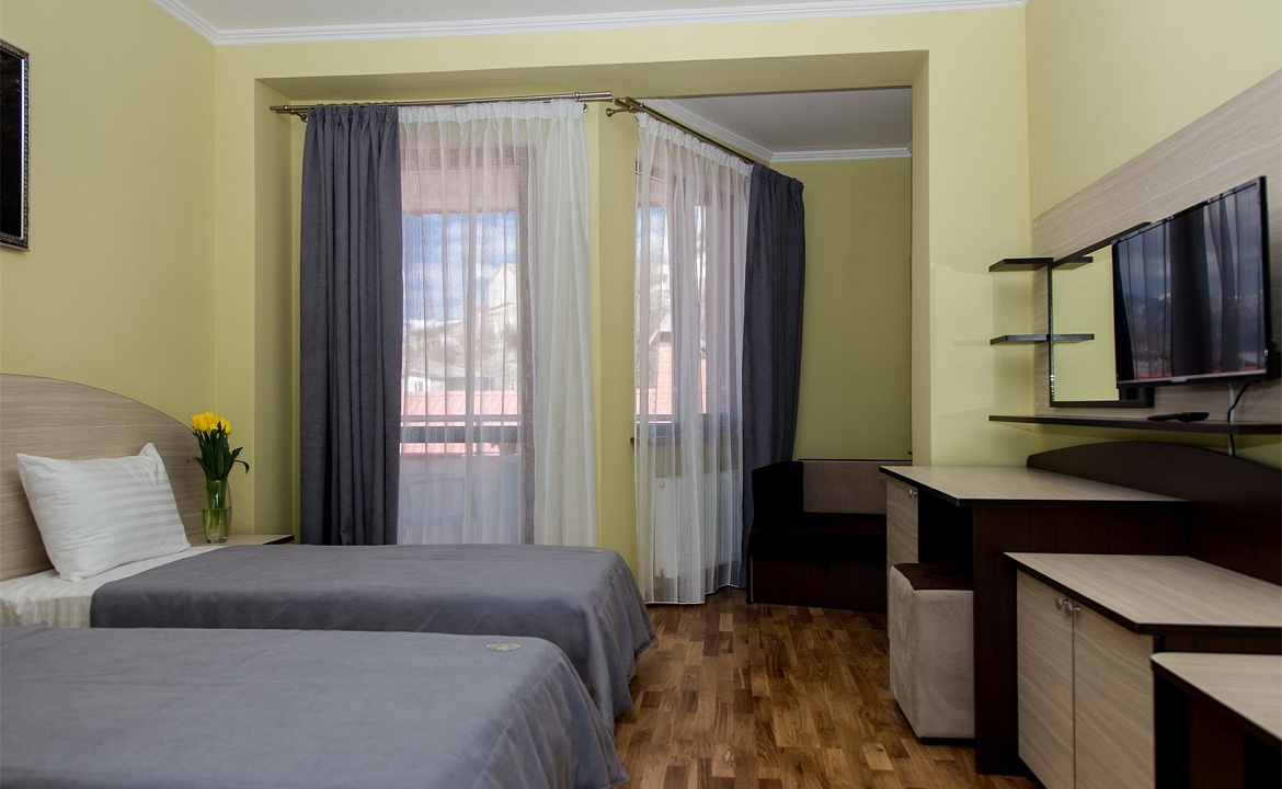 Улучшенный стандарт с видом на море и горы. Гостевой комплекс "Чижик Пыжик". Никита