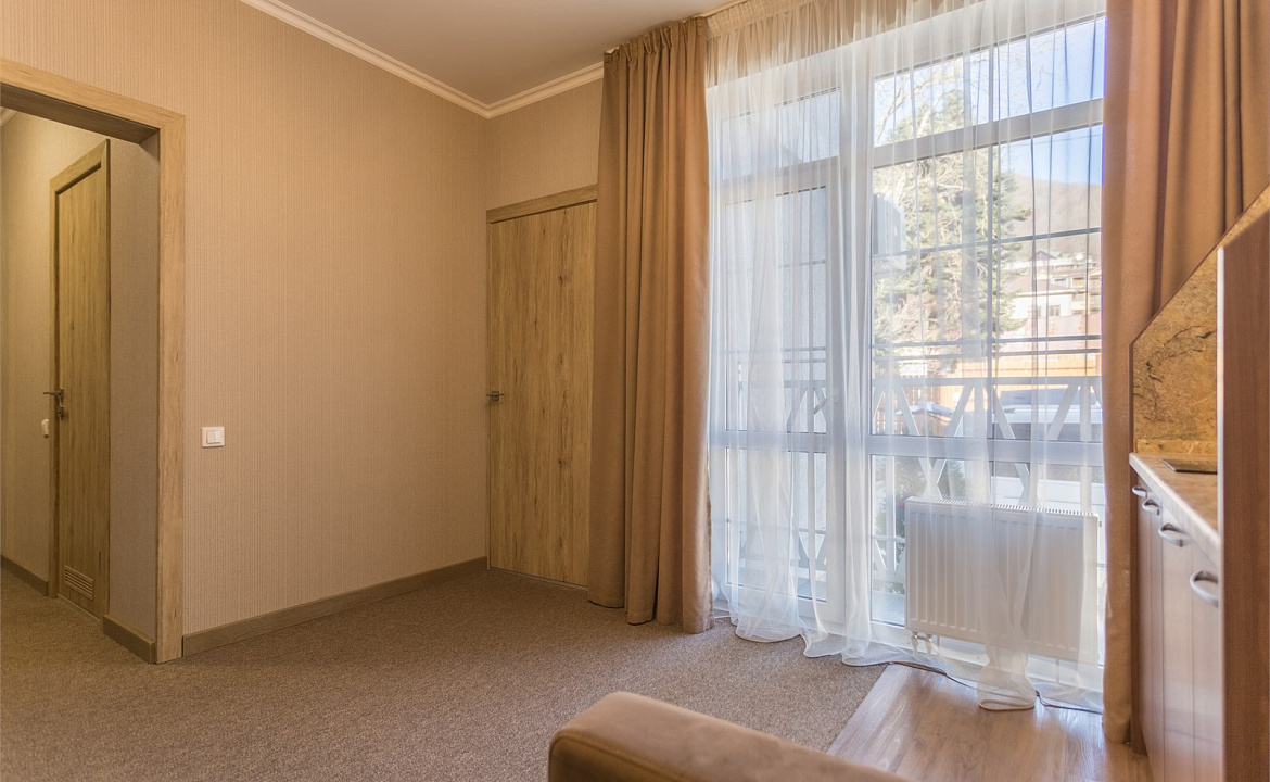 Апартаменты с балконом. Апартаменты "Гости". Красная Поляна