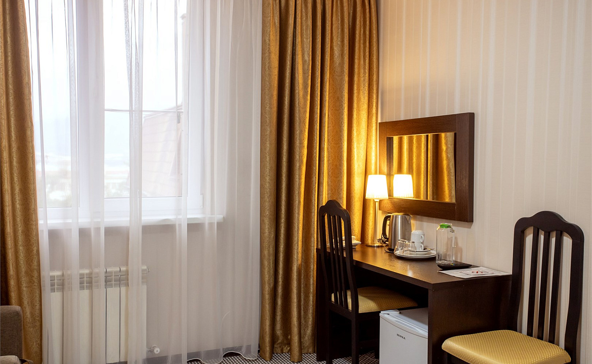 Стандартный с двумя односпальными или одной двуспальной кроватью. Отель «Фаворит». Геленджик