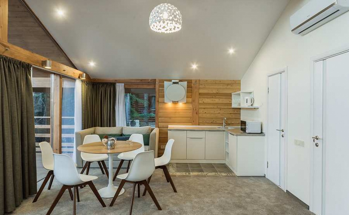 Новый коттедж с двумя спальнями, гостиной-студио с кухней и террасой. Пансионат "Береговой". Малый Маяк