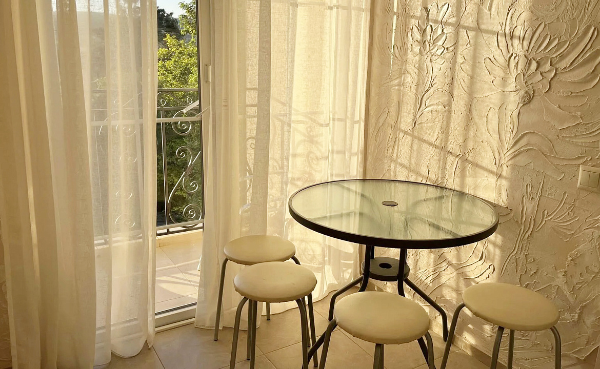 Апартаменты на 4-х человек с балконом. Гостевой дом "МЕЛИС". Дивноморское