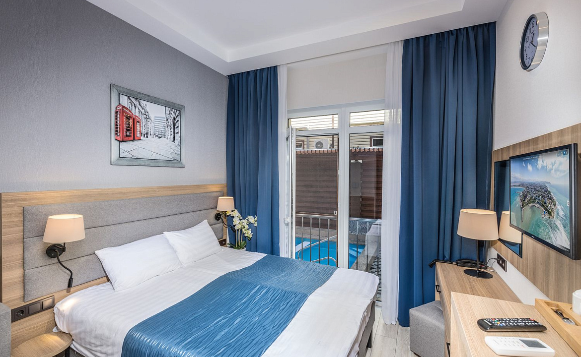 Стандарт с французским балконом. Бутик- отель "Репин" . Витязево