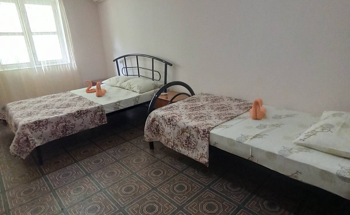 Трёхместный номер эконом. Гостевой дом Белые скалы. Лазаревское