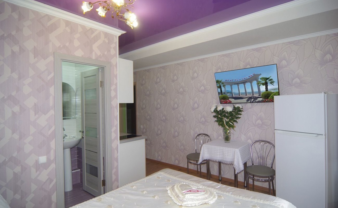 Комфорт 2-х местный с балконом( Комната №5). Частный гостевой дом у Ярославовны. Алушта