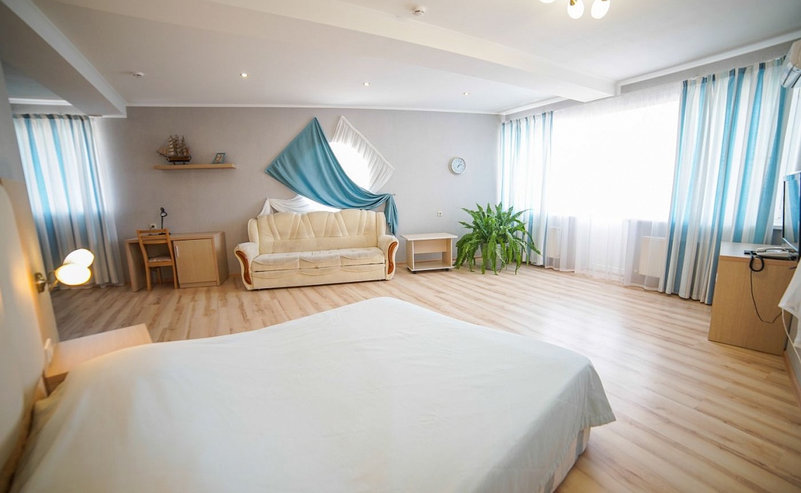 Студия с видом на море 3-местная. Отель Робинзон. Анапа