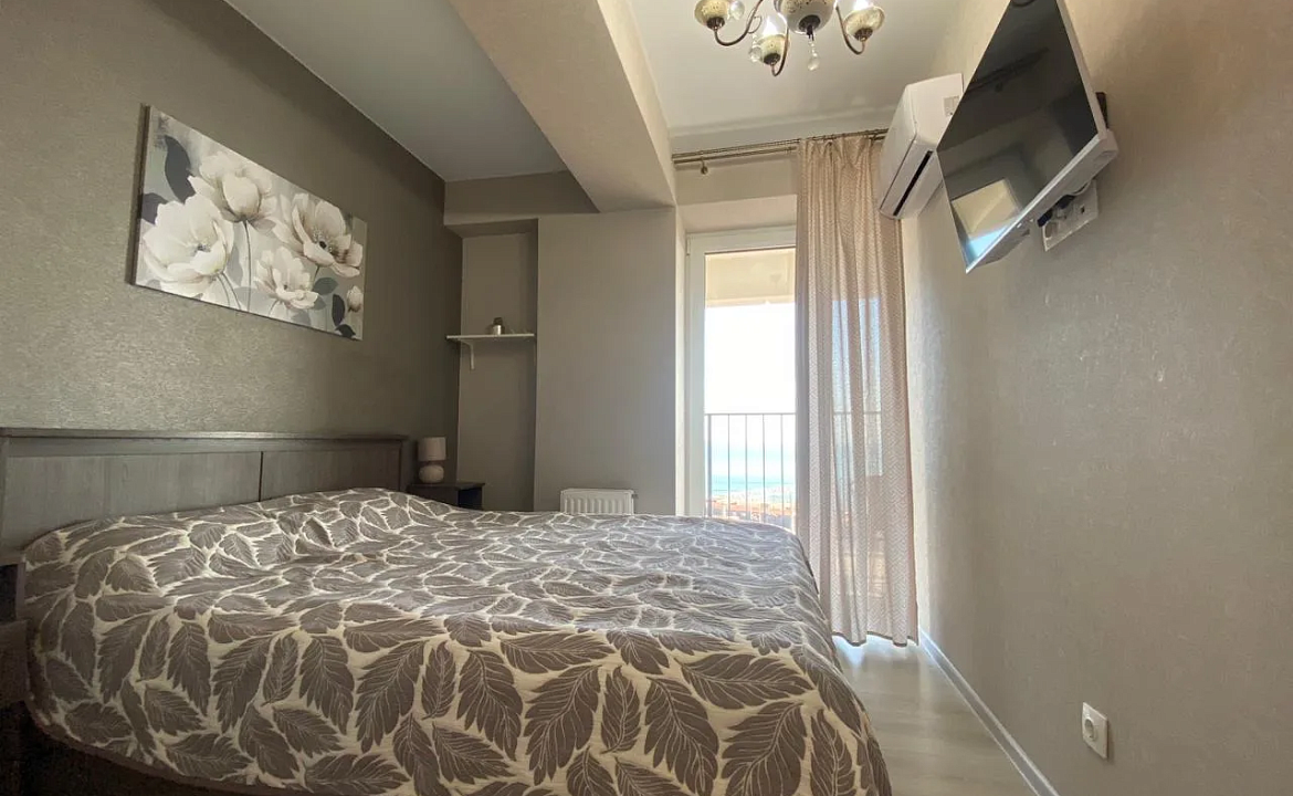 Просторная квартира цу моря с видовыми балконами 178к2. Светлая квартира с террасой и морем. Дагомыс