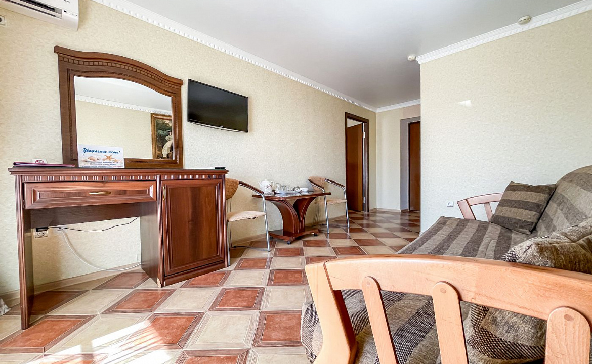 Люкс 2-х комнатный (большой) с балконом. Anzhelina Family Hotel. Витязево