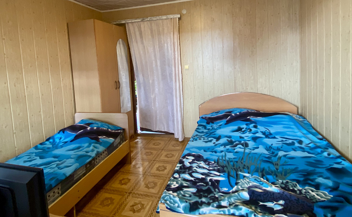 Трёхместный номер «Эконом» класса с балконом. Частный сектор Анастасия на Айвазовского 7. Лазаревское