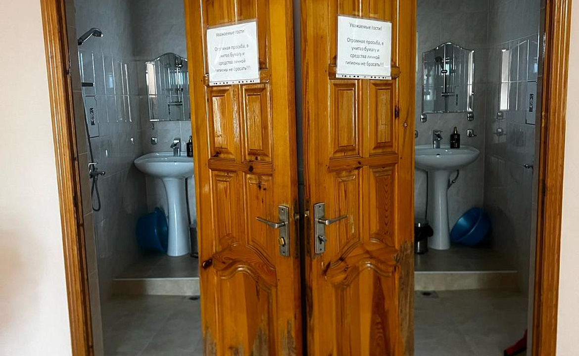 Трёхместный номер с двуспальной кроватью и односпальной кроватью. Гостевой дом Эксклюзив. Вардане