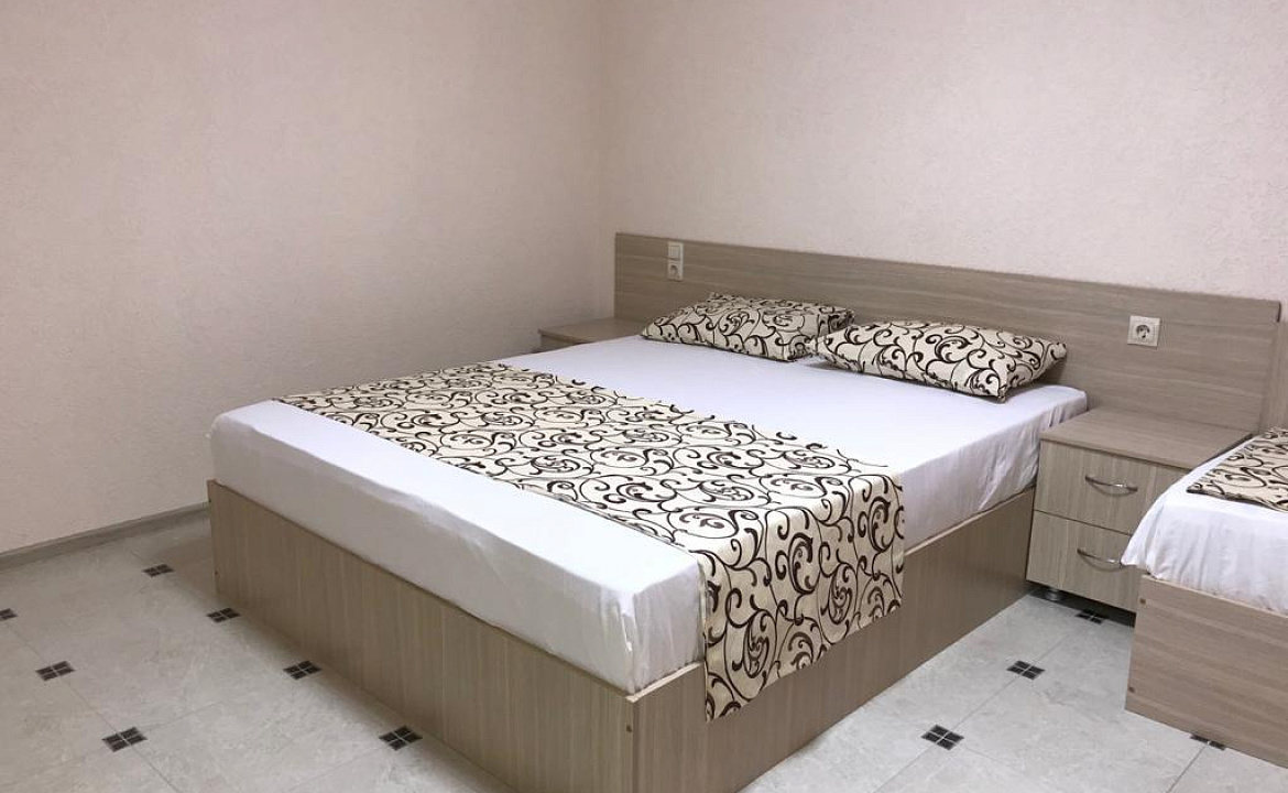 Четырёхместный номер стандарт с балконом. Гостевой дом Белые скалы. Лазаревское