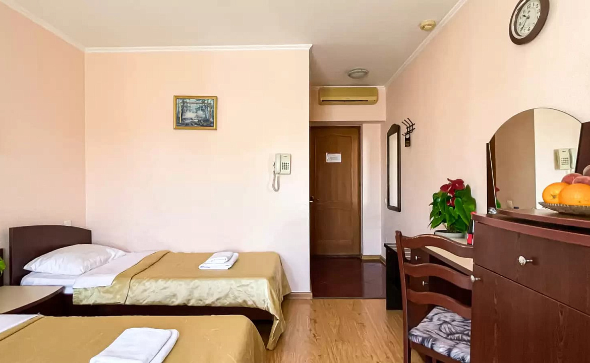 3-х местный полулюкс с односпальными кроватями. Мини-отель "Ардо". Анапа