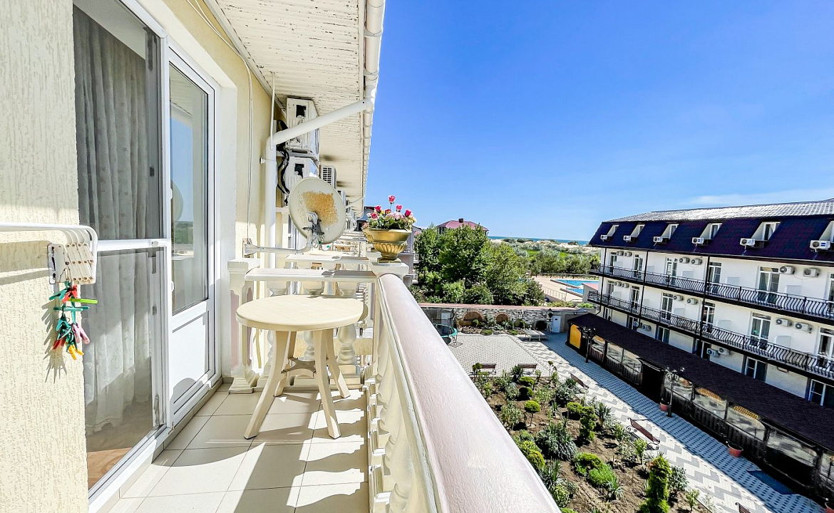 Полулюкс 3-х местный (с балконом). Anzhelina Family Hotel. Витязево