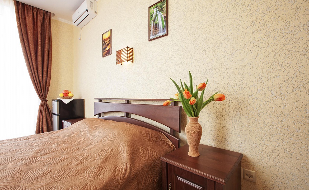 Двухместный номер с балконом «Стандарт/Standart». Гостевой дом  Vega. Заозерное Двухместный номер с балконом «Стандарт/Standart». Гостевой дом  Vega. Заозерное