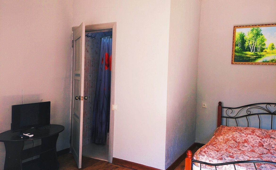 Трехместный номер с собственной ванной комнатой. Частный сектор У Саиды. Сухум