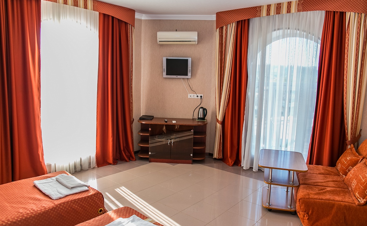 Трехместный номер. Гостиница "Южная ночь"      . Джубга