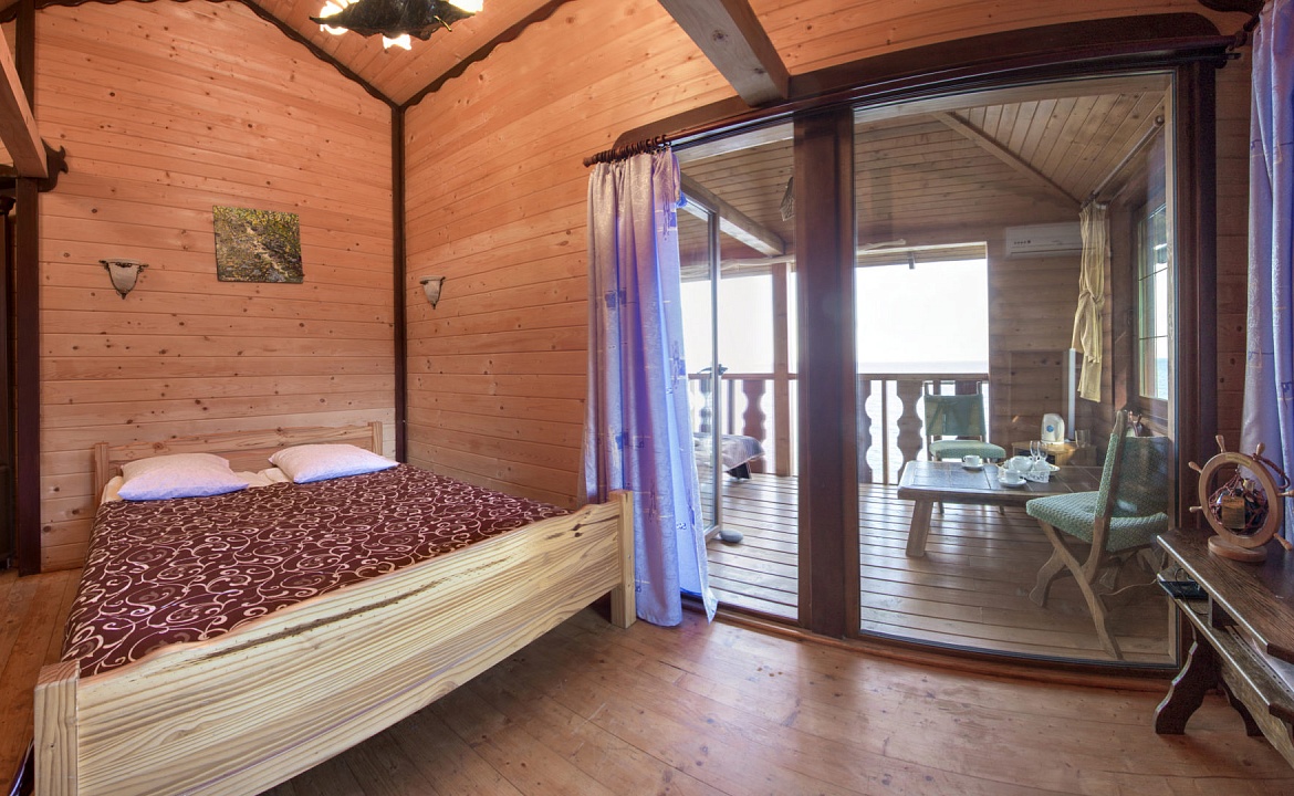 Люкс в срубе №4. Отель "Кучук-Ламбат". Бондаренково