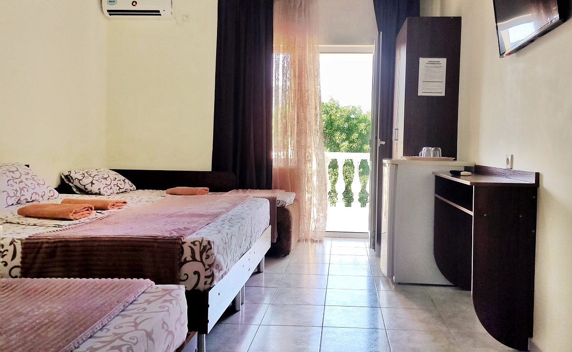 Четырехместный с удобствами и балконом. Гостевой дом "Одиссей" - Кабардинка. Кабардинка