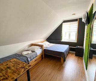 Трехместная комната на третьем этаже 6. Гостевой дом GreenWall. 