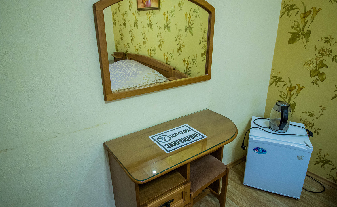 Стандартный двухместный номер с двуспальной кроватью. Отель "Москва". Геленджик