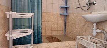 ОТДЕЛЬНЫЙ 2-х комнатный ДОМИК со всеми удобствами  (семь спальных мест)!  МОРЕ напротив! 