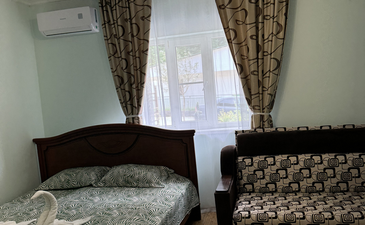 Семейный 3-х комнатный 1 этаж. Гостевой дом "Пантера". Гагра