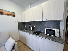 Квартира в многоквартирном доме Стильная студия у моря с видом на горы