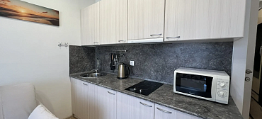 Квартира в многоквартирном доме Стильная студия у моря с видом на горы