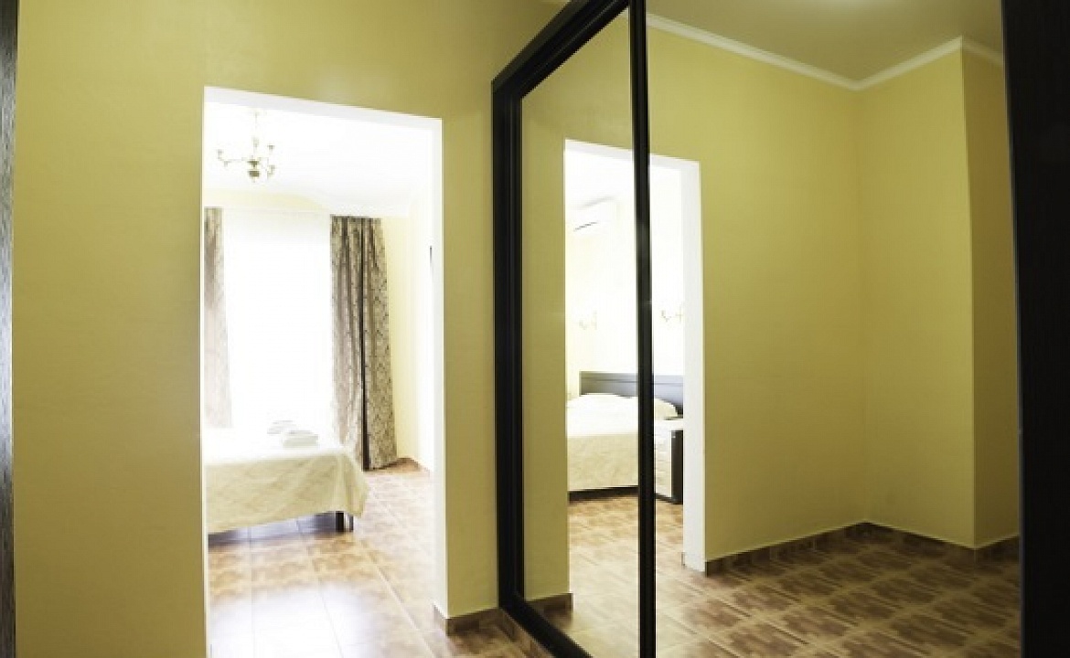 Люкс 4-х местный двухкомнатный. Гостевой комплекс "Екатерина". Витязево