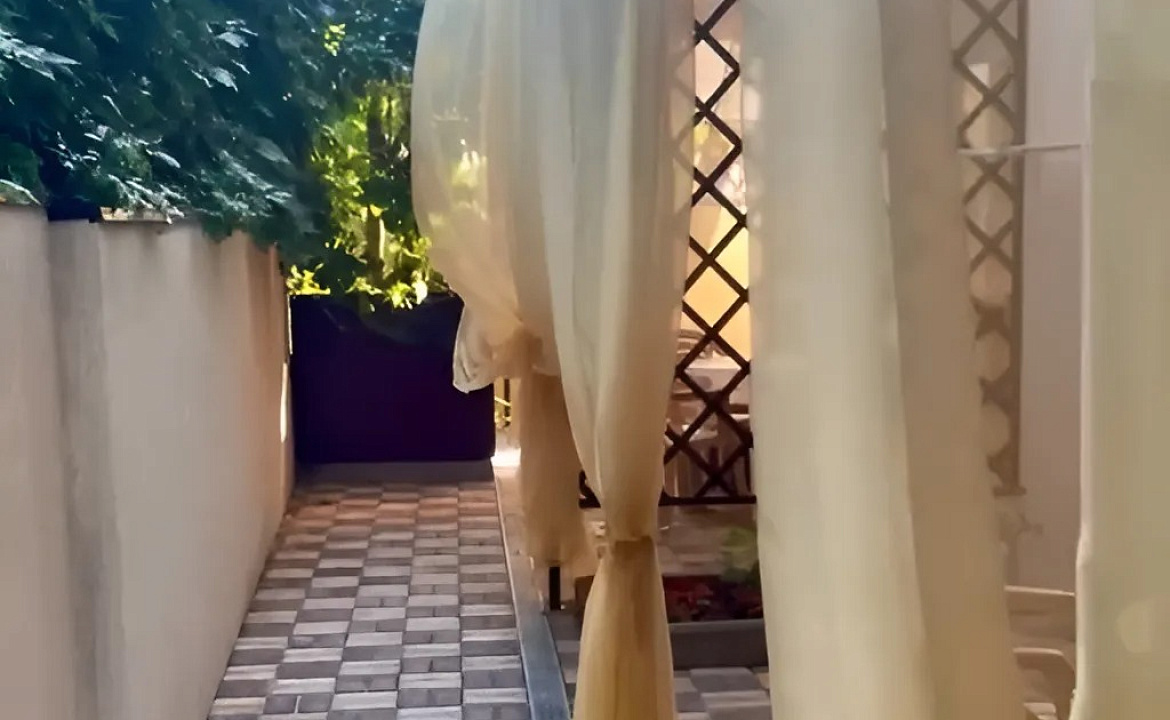   Апартаменты на 4-х человек с собственным двориком. Гостевой дом "МЕЛИС". Дивноморское