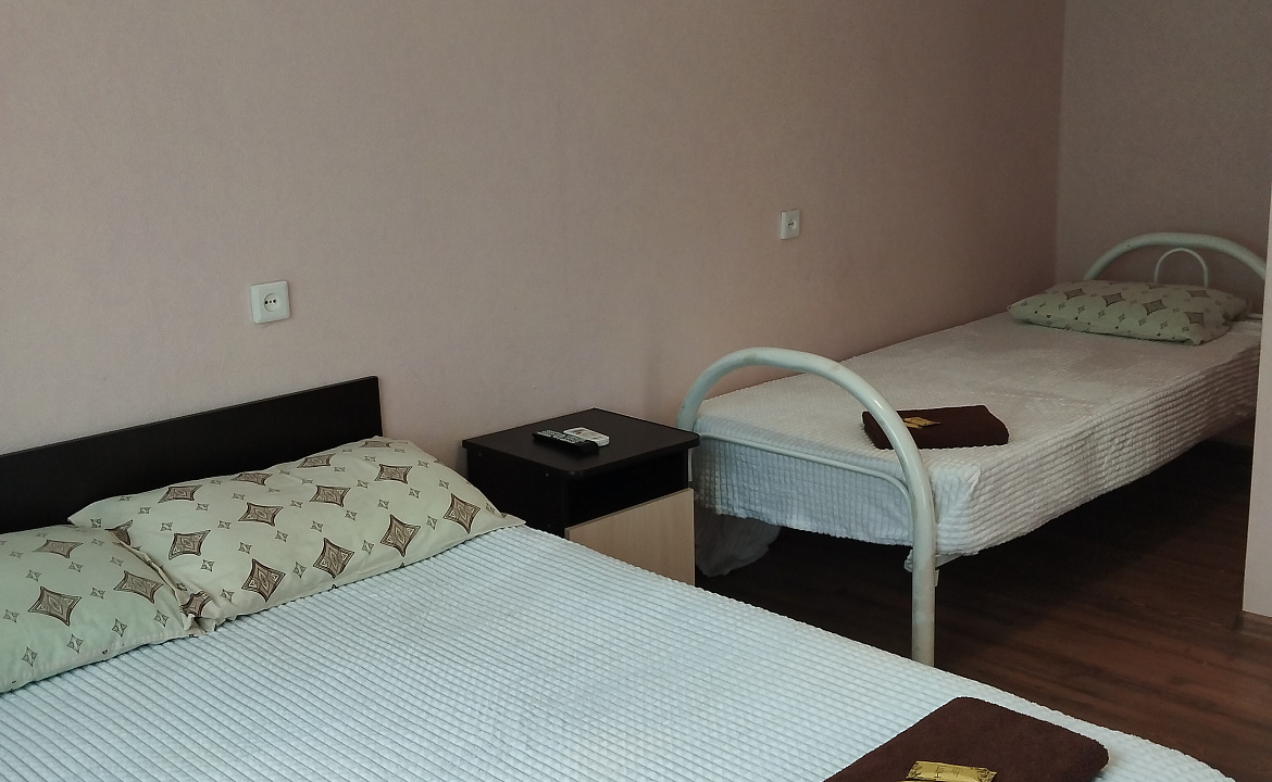 Стандартный трёхместный номер. Гостевой дом Атмосфера. Архипо-Осиповка