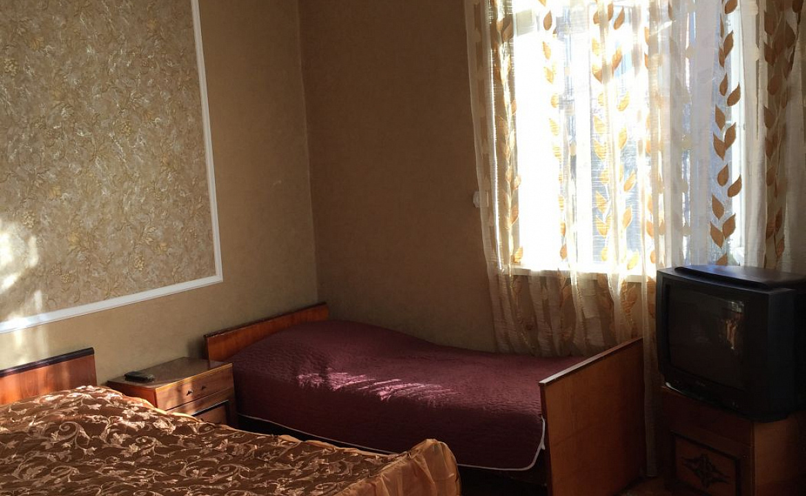 трех местный с раздельными кроватками. Гостевой дом В гостях у Заура. Сухум