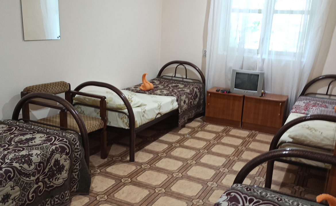 Четырёхместный номер эконом. Гостевой дом Белые скалы. Лазаревское