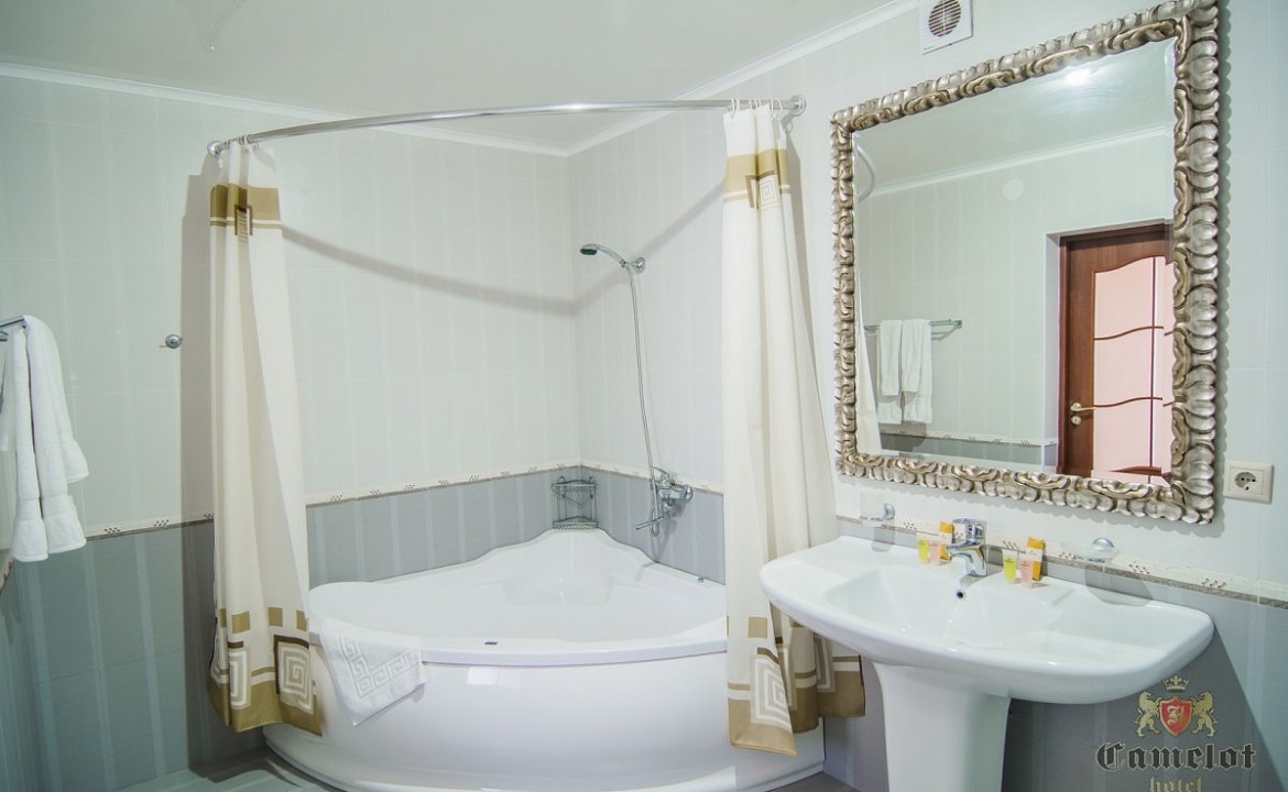 ЛЮКС. Отель «Камелот». Малореченское