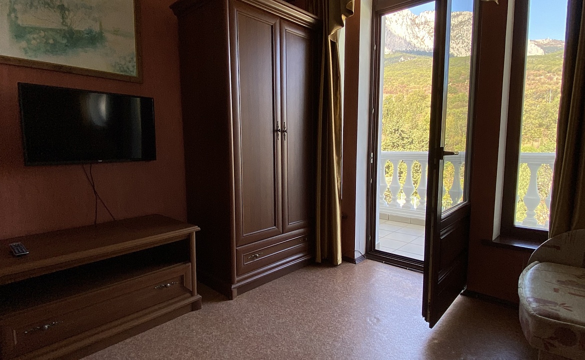 Полулюкс с балконом. Вилла "Ренессанс". Кореиз