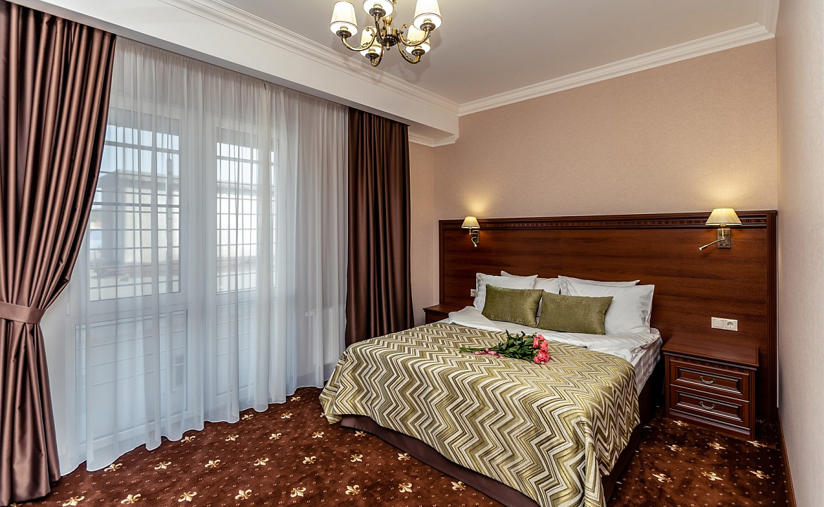 Стандарт с большой кроватью и французским балконом. Отель «Южные Ночи». Кабардинка