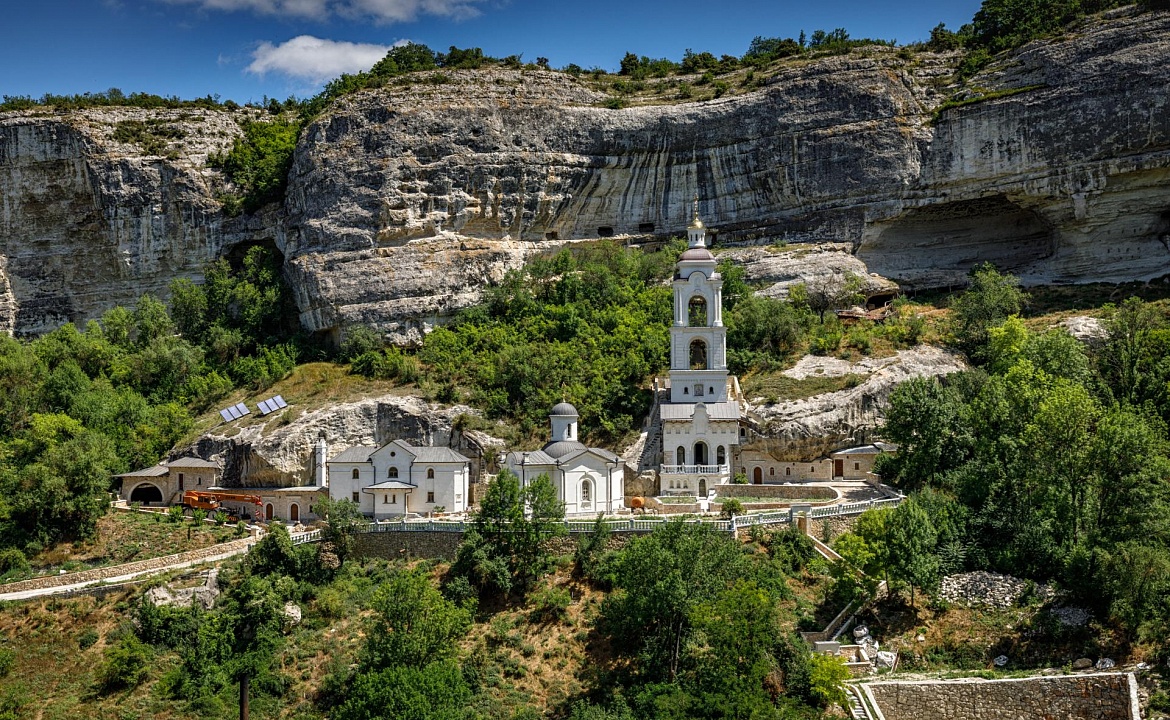 Успенский пещерный монастырь. Фото взято с сайта: https://azovsky.ru/