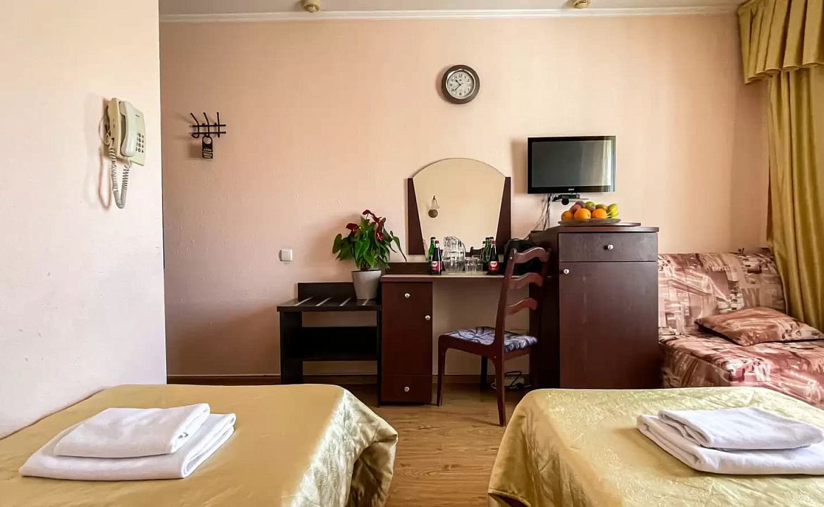 3-х местный полулюкс с односпальными кроватями. Мини-отель "Ардо". Анапа