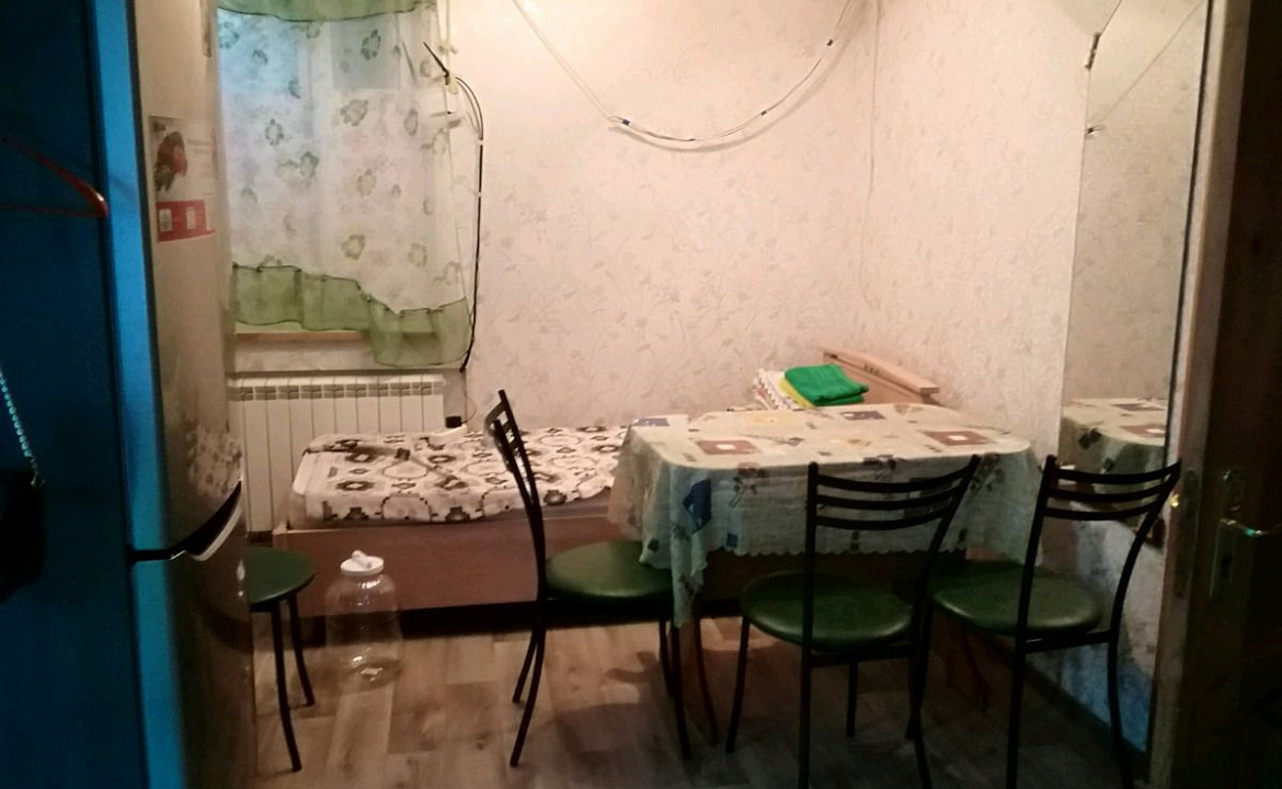 Комната 14 м² в 4-к, 1/1 эт.. Квартира в многоквартирном доме Комната 14 м² в 4-к, 1/1 эт.. Ейск