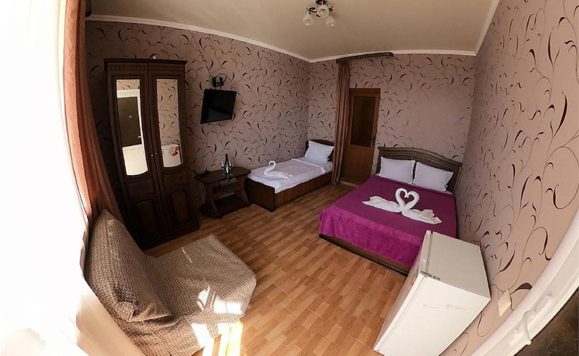 Трехместный номер. Отель GrandLoo. Лоо Трехместный номер. Отель GrandLoo. Лоо