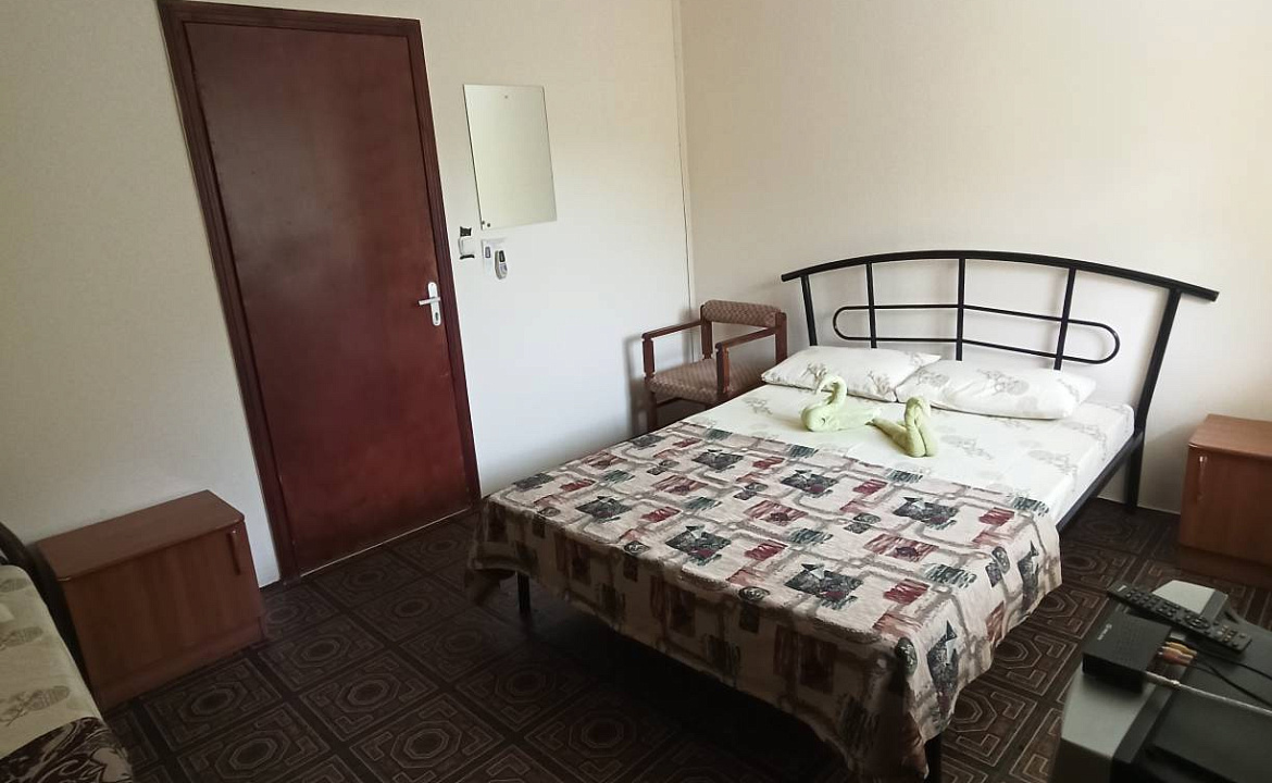 Трёхместный номер эконом. Гостевой дом Белые скалы. Лазаревское