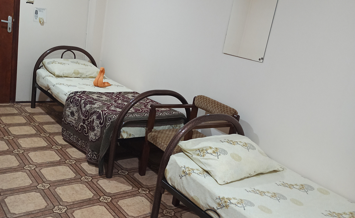 Четырёхместный номер эконом. Гостевой дом Белые скалы. Лазаревское