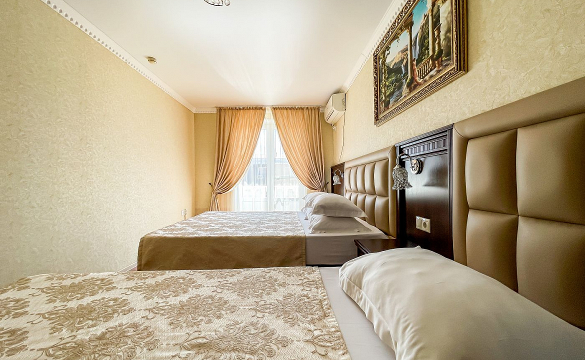 Люкс 2-х комнатный (большой) с балконом. Anzhelina Family Hotel. Витязево