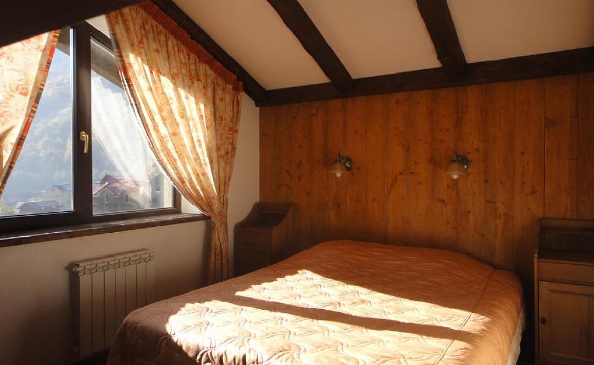 Апартаменты с тремя спальнями. Гостевой дом "Дон Шале". Красная Поляна