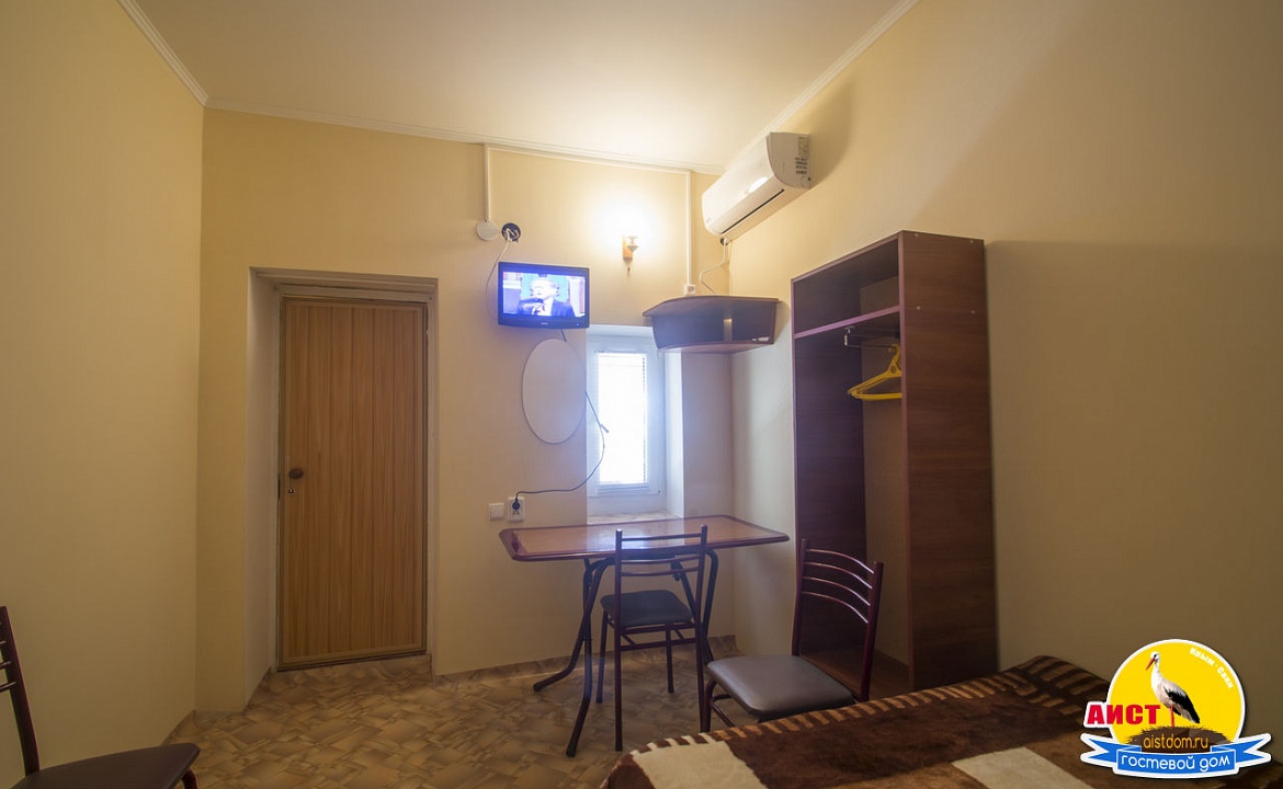 Номер 3 места скондиционером. Гостевой дом Аист. Саки