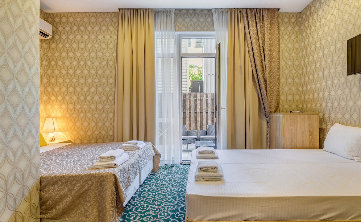 Стандарт 4х-местный с террасой. Отель Премьер. Геленджик