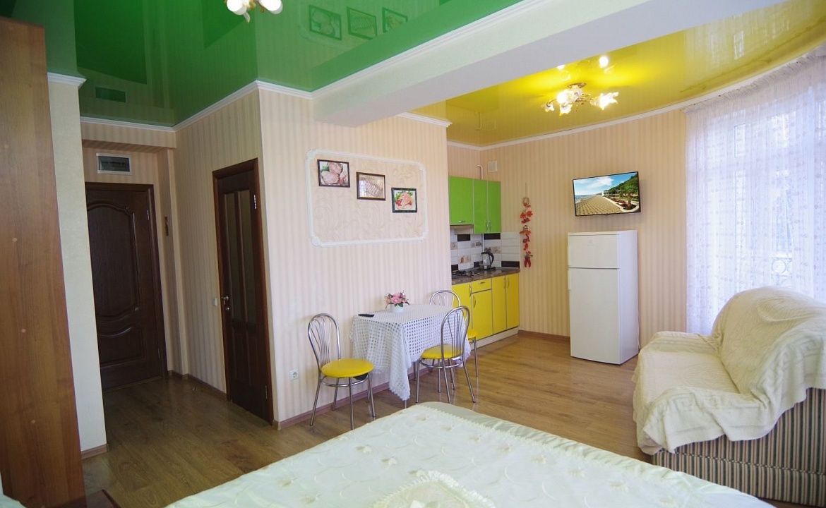 Люкс 4-х местный (Семейный) с панорамным видом( Комната № 4). Частный гостевой дом у Ярославовны. Алушта